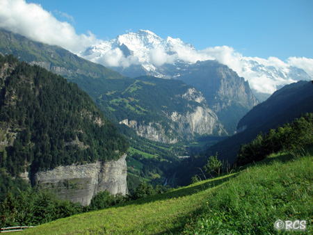スイスで見つけた小さな村からの眺めです