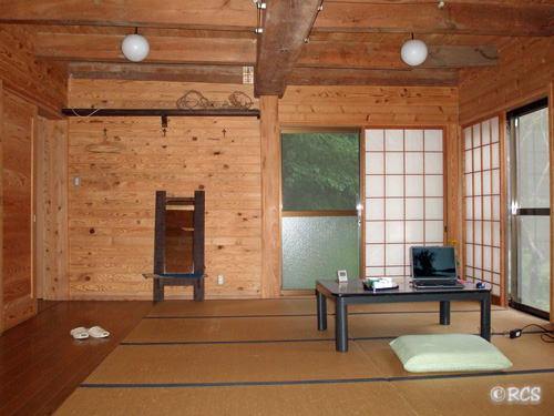 1階部分。右手にキッチンや洗面所があります